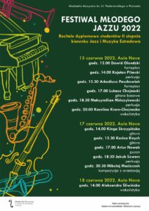 Afisz na ciemnozielonym tle przedstawia szkice różnych instrumentów i wymienia wykonawców dyplomów w ramach Festiwalu Młodego Jazzu. Afisz może zachęcać do przyjścia na koncerty w dniach 15, 17 i 18 czerwca 2022
