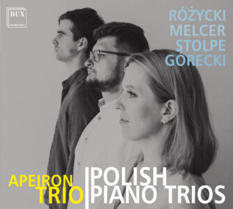 Zdjęcie w tonacji czerni, bieli i szarości przestawia okładkę albbumu Apeiron Trio, która przedstawia członków tria ustawionych profilem do zdjęcia