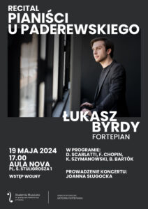Plakat zawiera informacje na temat recitalu z cyklu "Pianiści u Paderewskiego", zawiera zdjęcie artysty, Łukasza Byrdy w dniu 19 maja 2024. Na obrazie widać młodego artysty przy oknie.