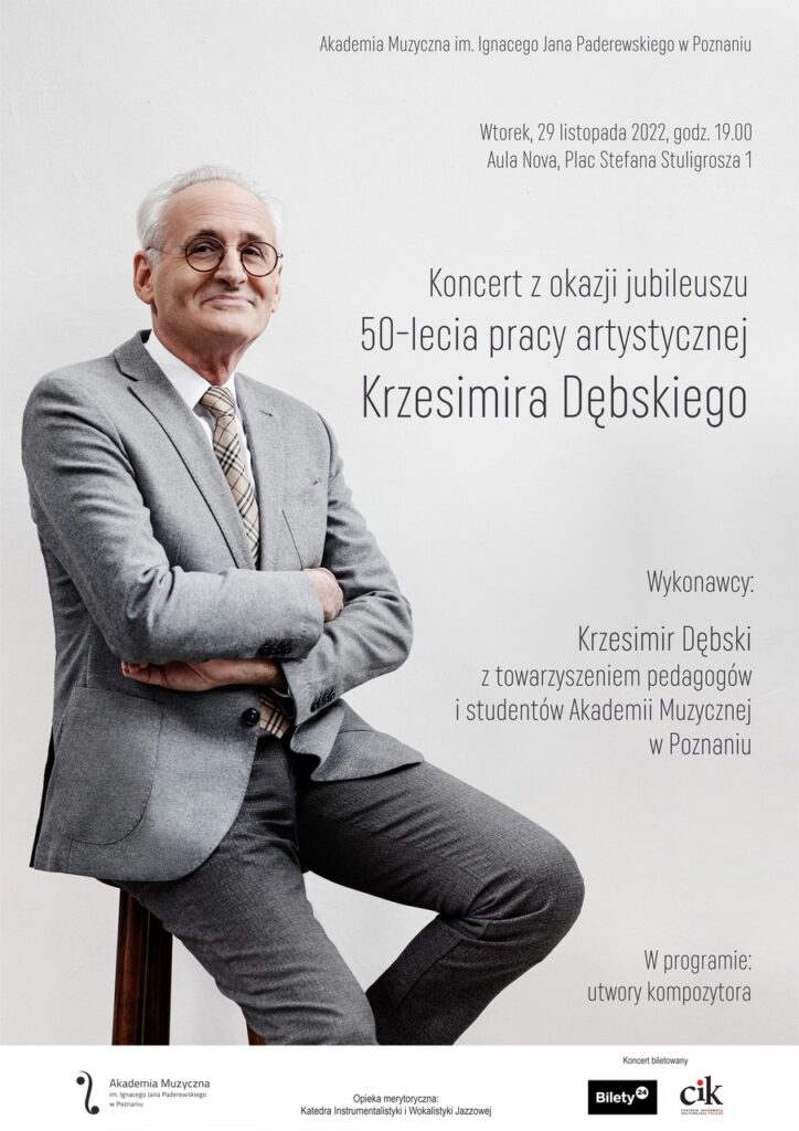 Na plakacie widać postać siedzącego na krześle, elegancko ubranego w szary garnitur mężczyzny - jest to Krzesimir Dębski.
