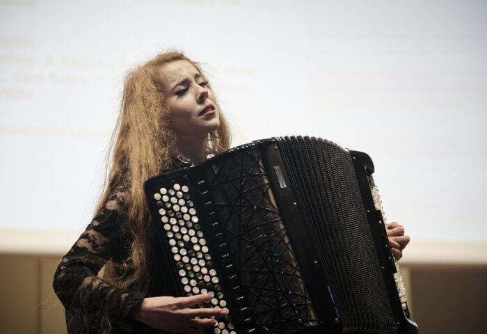 Kinga-Broslawska-Zawadzka - młoda kobieta o blond włosach z akordeonem