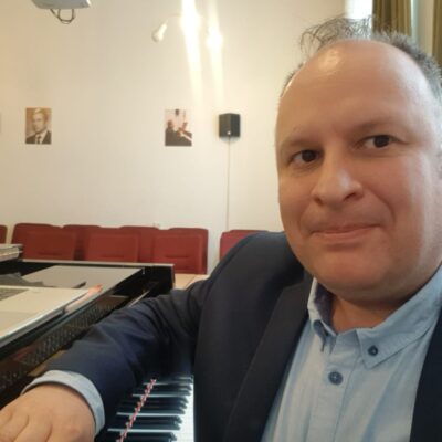 Na zdjęciu mężczyzna przy fortepianie - Artur Żuchowski