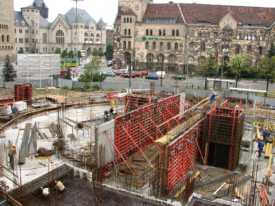 Zdjęcie przedstawia prace budowlane - początek budowy Auli Nova