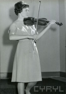 Zdjęcie pokazuje młodą skrzypaczkę, Jadwigę Kaliszewską