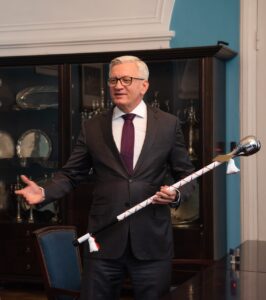 Na zdjęciu prezydent Jacek Jaśkowiak z buławą