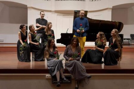 Koło Naukowe Pianistów - fotografia przedstawia członków Koła po koncercie w Auli Nova na estradzie