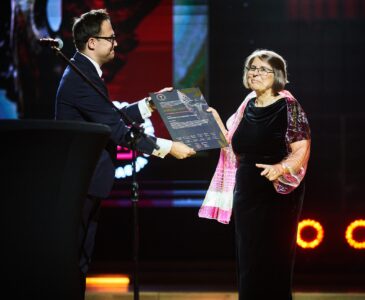 Na zdjęciu prof. Teresa Kaszuba odbiera nagrodę Muzyczne Orły