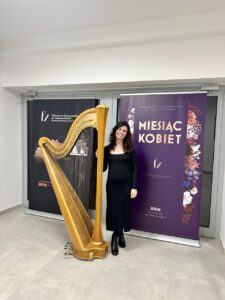 Joanna Czarny stoi przy harfie_16.03.2024
