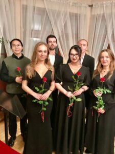 Studenci i studentki Instytutu Wokalistyki po koncercie w Willi Wśród Róż w dniu 22 listopada 2023