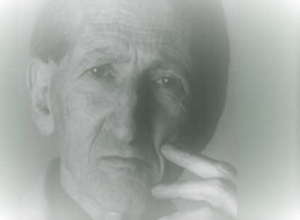 Czarno-białe rozmyte zdjęcie przedstawia twarz kompozytora Kazimierza Flataua