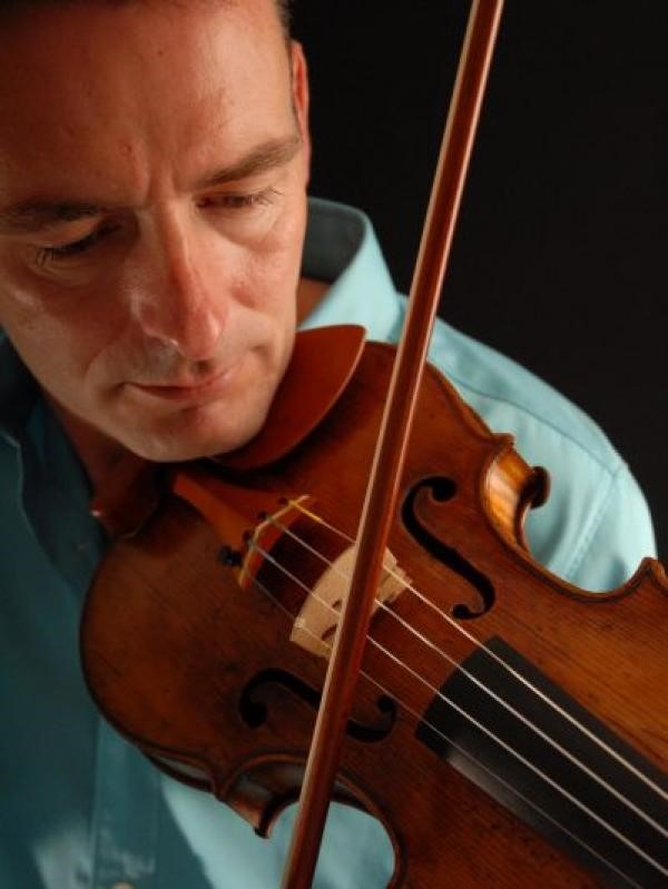 Zdjęcie przedstawia prof. M. d'Arcy'ego z Dublina, który poprowadzi warsztaty skrzypcowe w Akademii