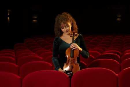 Marta Gidaszewska - na zdjęciu młoda kobieta ze skrzypcami w ręce
