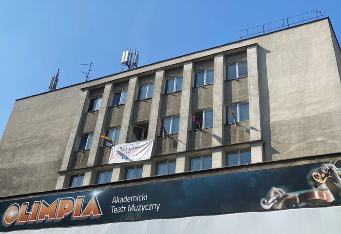 Na zdjęciu budynek Teatru Akademickiego "Olimpia", które może zachęcać do przyjścia na wykład Janusza Kosendiaka