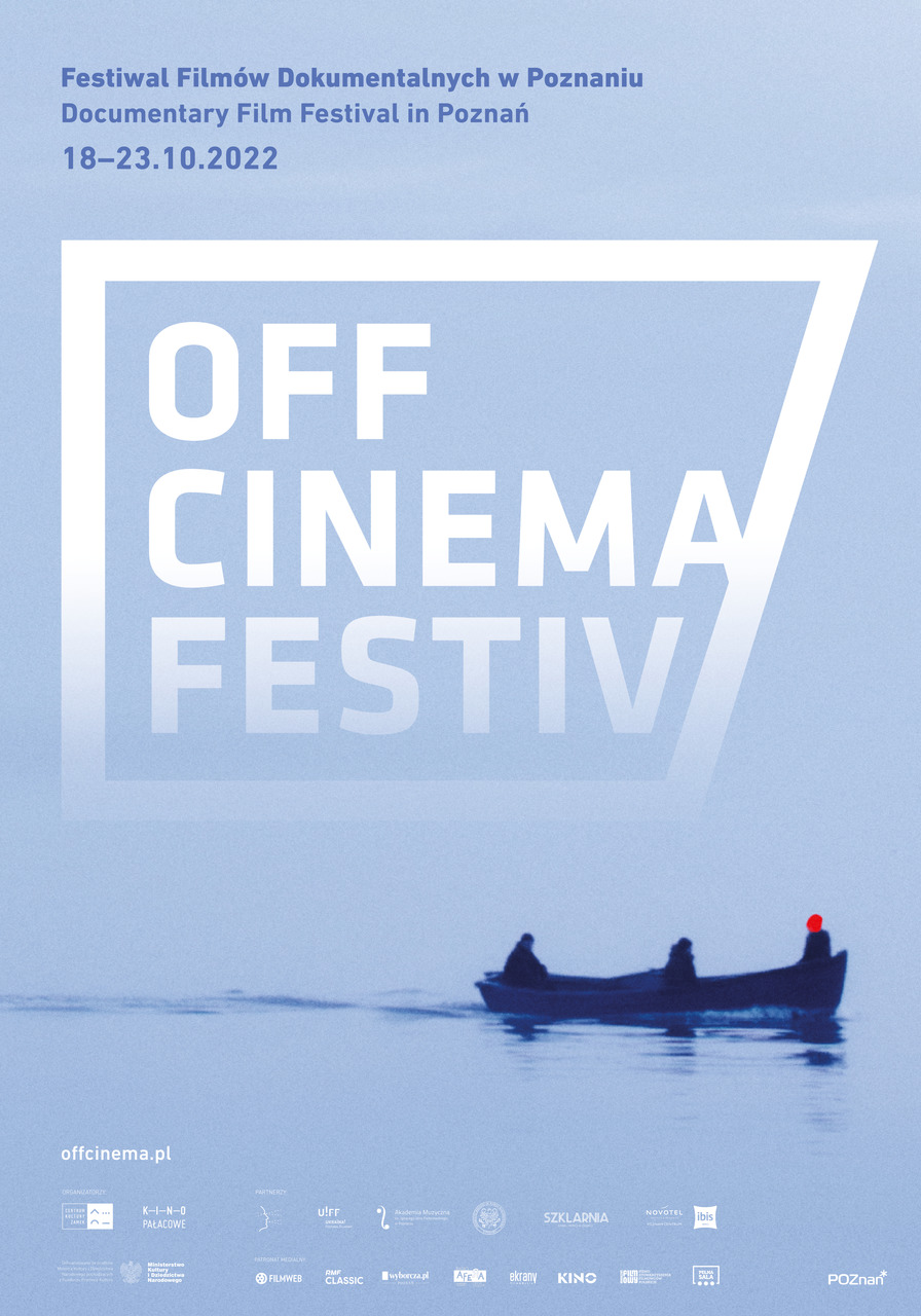 Plakat z napisem Off Cinema, na tle jeziora widać łódź