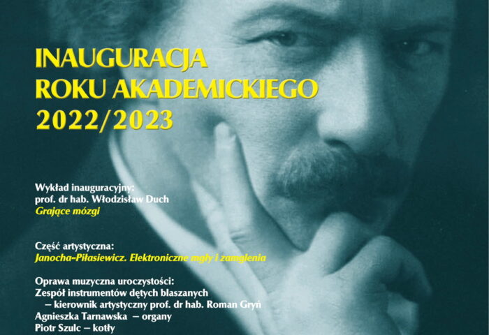 Plakat uroczystje inauguracji roku akademickiego 2022-23 przedstawia zdięcie mężczyzny - Ignacego Jana Paderewskiego (portret) na ciemnozielonym tle