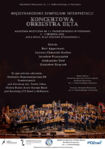 Ciemny afisz zawiera zdjęcie orkiestry dętej oraz informacje na temat Sympozjum Orkiestr Dętych