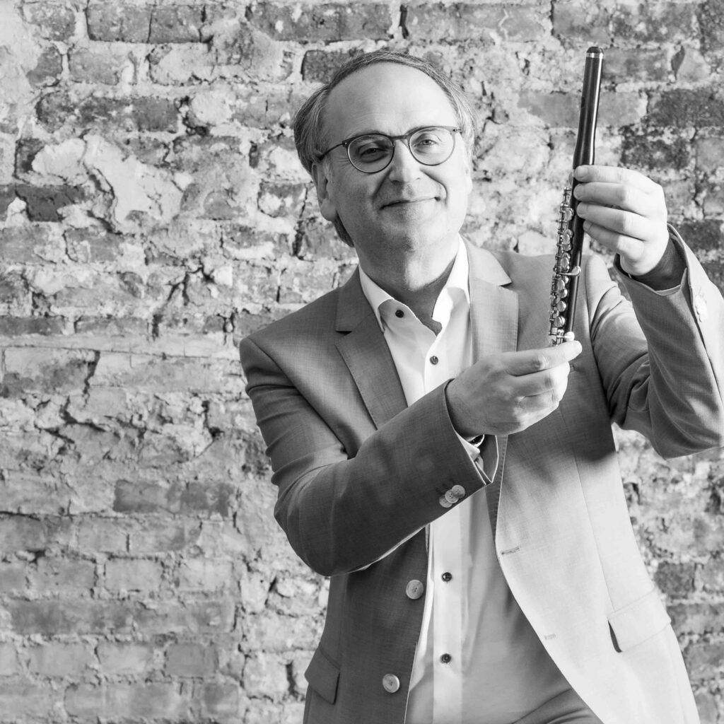 na zdjęciu mężczyzna z fletem piccolo - prof. Verhoyen