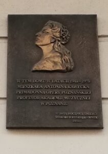 Na zdjęciu tablica pamiątkowa umieszczona przy ul. Libelta 1, która może zachęcać do odwiedzenia miejsca, w którym mieszkała Antonina Kawecka