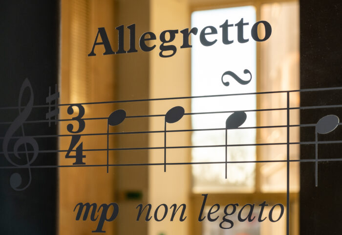 Allegretto — zdjęcie szyby z napisem, ilustracja cyklu Przed Konkursem