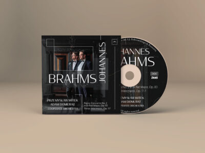 Mockup z okładką płyty z muzyką Brahmsa, zawiera artystyczne zdjęcie pianisty Przemysława Witka i dyrygenta Adama Domurata
