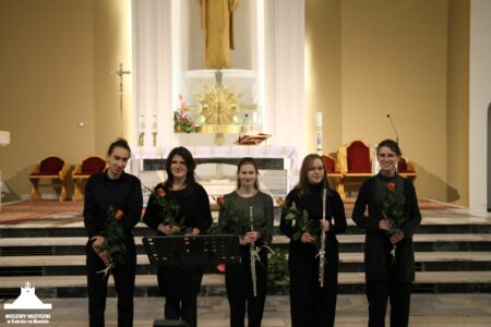 Artyści po koncercie w kościele w Nowinie - widać pięcioro artystów, stoją na tle ołtarza trzymająć instrumenty