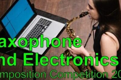 Baner przedstawia kobietę. która gra na saksofonie przez otwartym laptopem i może zachęcać do przesłania kompozycji na konkurs pt. Saxophone and Electronics