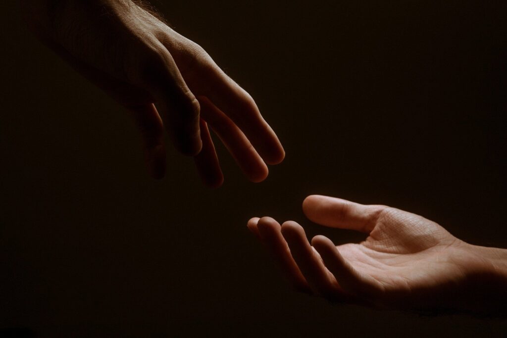 Na zdjęciu dwie dłonie - mogą symbolizować modlitwę lub pojednanie