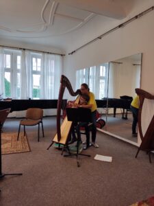 Zdjęcie z sali lekcyjnej podczas kursu harfowego