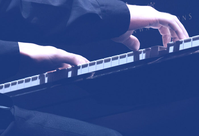 Na zdjęciu dłonie pianisty nad klawiaturą