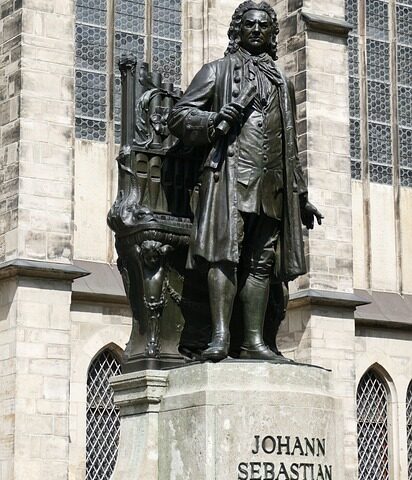 Obrazek przedstawia pomnik Jana Sebastiana Bacha