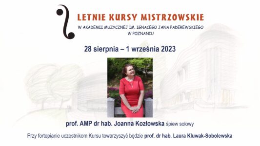 Baner może informować o kursach prof. Kozłowskiej w dziedzinie śpiewu solowego. Na zdjęciu widać kobietę w czerwonej sukience.