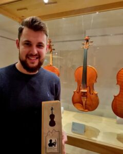Zdjęcie z wystawy skrzypiec i altówek z Konkursu w Mittenwaldzie