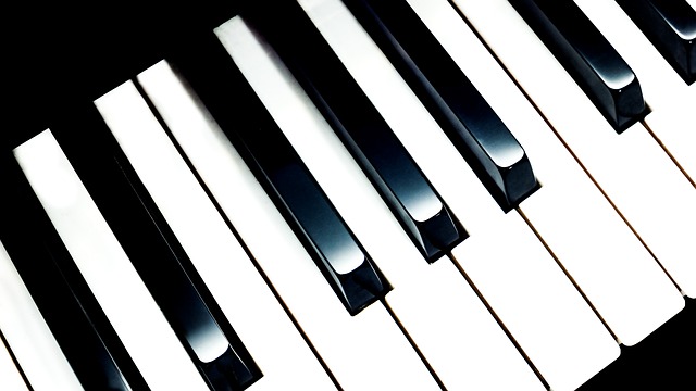 Na zdjęciu fragment klawiatury fortepianu, który może zachęcać do przyjścia na sesję i koncert