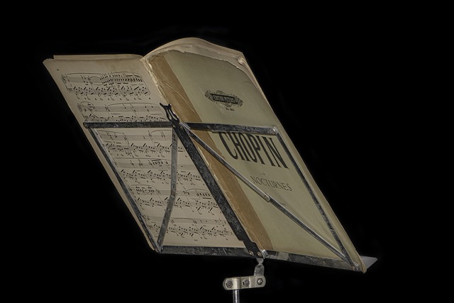 Zdjęcie przedstawia pulpit, na którym stoją nuty utowru F. Chopina