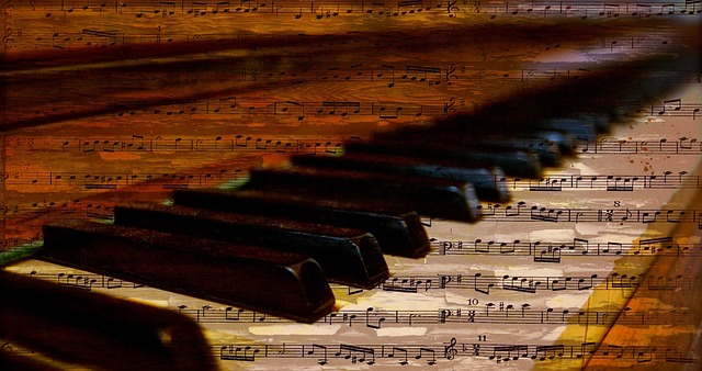 Klawisze fortepianu z nadrukowanymi nutami - zdjęcie w stylu retro może zachęcać do przyjścia na koncert w ramach Konferencji Pianistycznej