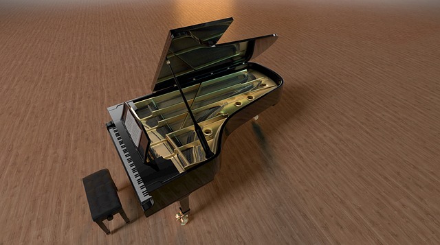 Na zdjęciu miniaturka fortepianu na brązowej podłodze