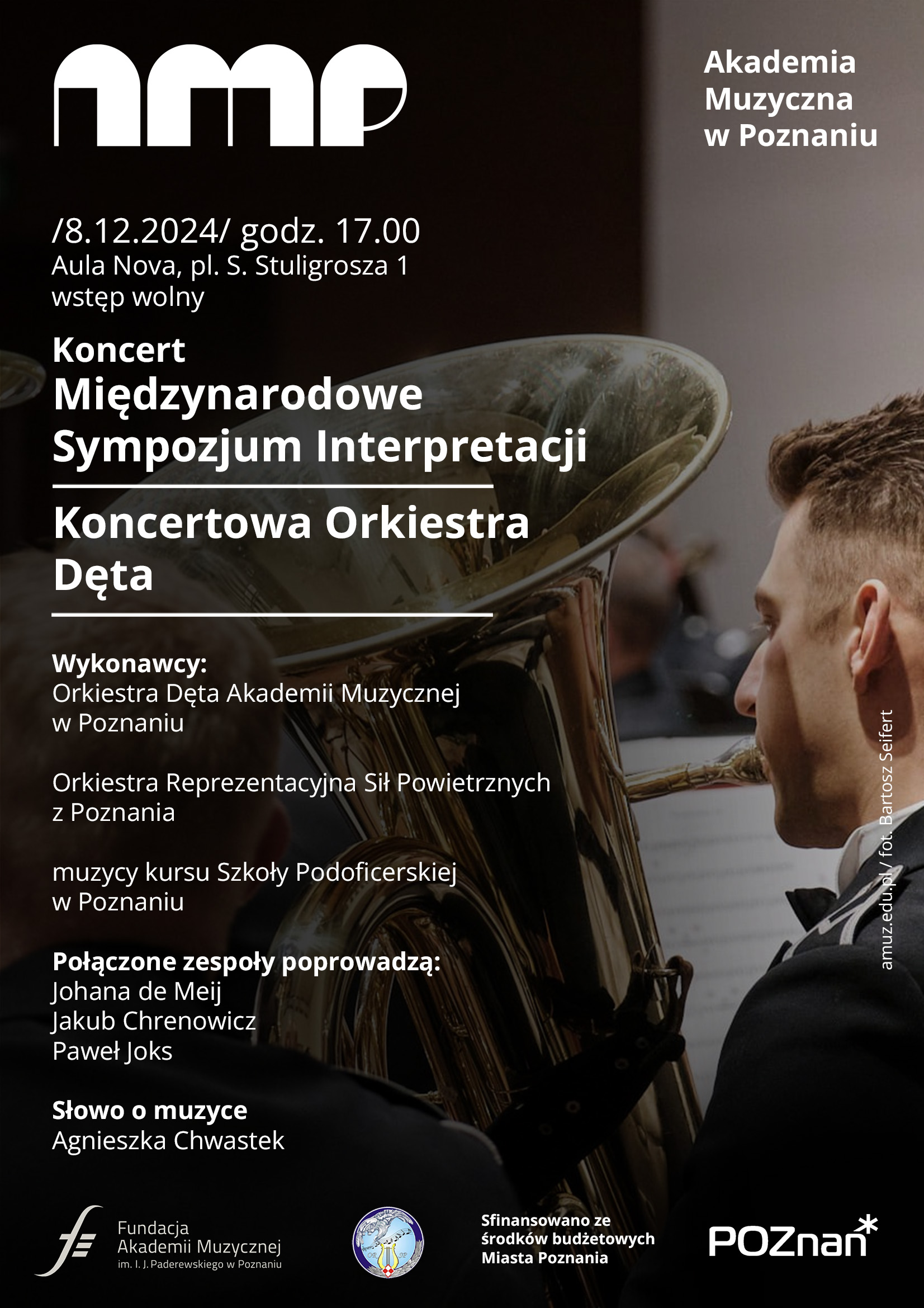 Plakat zawiera informacje n temat wykonawców koncertu na zakończenie Sympozjum Orkiestr Dętych. Na zdjęciu widać fragment tubisty z instrumentem