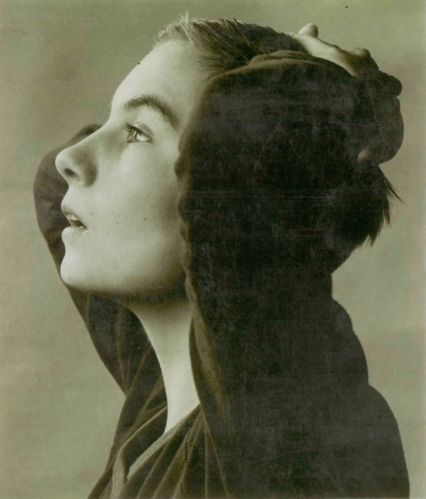 Na czarno-biały zdjęciu widać kobietę z opartymi na głowie dłońmi - prowadząca warsztaty z emisji głosu Margarete Huber
